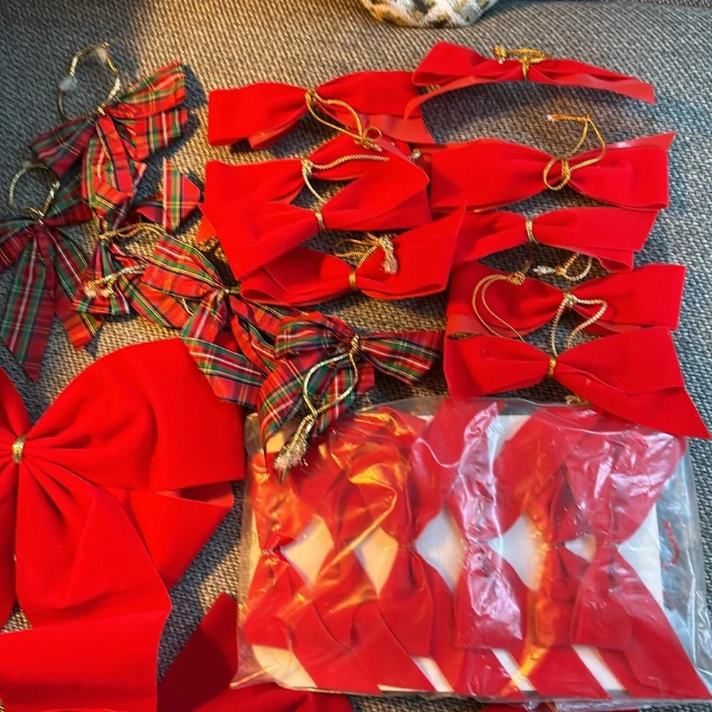 Lot of vintage red,burgundy,plaid velvety bows ￼